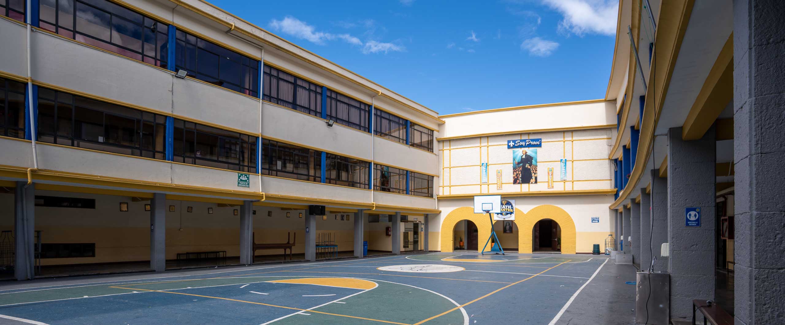 patio-colegio-la-providencia-quito